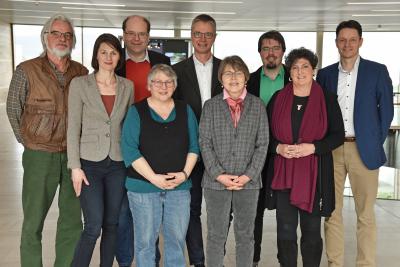 Die Vertreter der Niedersächsischer Landtagsfraktion Bündnis 90/Die Grünen, darunter: (von links) Klaus Dieter Riesch, Miriam Staudte (stellvertretende Fraktionsvorsitzende), Christian Meyer (stellvertretender Fraktionsvorsitzender), Annette Kusak, Margrit Behrens-Globisch, Helge Limburg (stellvertretender Fraktionsvorsitzender) und Anja Piel (Fraktionsvorsitzende) diskutierten mit den Experten von Stiebel Eltron Dr. Hendrik Ehrhardt (Public Affairs) und Dr. Kai Schiefelbein (Geschäftsführer)