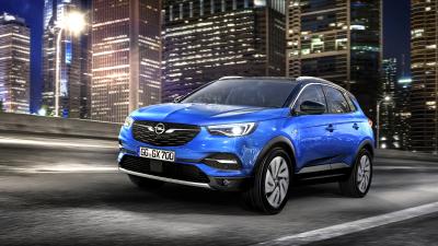 Taghell durch die Dunkelheit: Mit IntelliLux LED® Matrix-Licht von Opel
