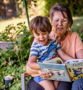 Vorlesen: ist nicht nur bei den Jüngsten und Großeltern angesiedelt. Bei der ergotherapeutischen Intervention von Kindern mit Legasthenie erfahren deren Eltern: Auch Schulkinder brauchen diese Art von quality time – am liebsten mit Mama oder Papa (© DVE/ Janine Metzger)