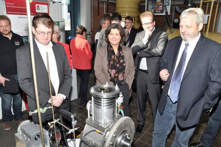 v.l.: Dr. Ralf Stegner (MdL), FH Kanzlerin Irene Strebl, Martin Habersaat (MdL) und FH Vizepräsident Joachim Litz bei der Präsentation des Doppelkolben-Inline Motors
