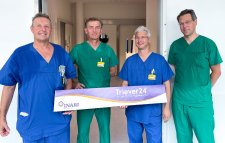 Dr. Matthias Merkel (Leitender Oberarzt der Medizinischen Klinik IV, Prof. Julian Widder, Prof. Peter Reimer und Dr. Daniel Schneider (Oberarzt im Institut für diagnostische und interventionelle Radiologie) waren am Eingriff beteiligt (v.l.n.r.).