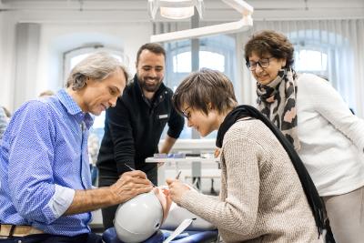 Studiengangsbeauftragte für Dentaltechnologie, Prof. Dr. Isabella-Maria Zylla (rechts) und ihre Kollegen, Prof. Dr. Ingo Voges, Christian Könk und Monika Strickstrock, freuen sich über gute Berufsperspektiven ihrer Studierenden. (Foto: Hochschule Osnabrück / Oliver Pracht)