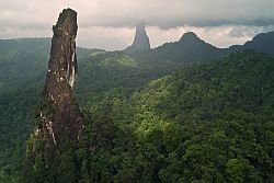 Felsformationen im Regenwald auf Sao Tome klein.jpg