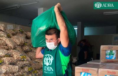 ADRA-Mitarbeiter in einem Lagerhaus in Paraguay mit Hilfsgütern