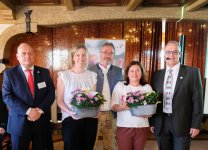 Bei der BKK ProVita wurden zwei Mitarbeiterinnen für 25-jährige Firmenzugehörigkeit geehrt: (v. l. n. r.) Personalchef Eugen Winkelmair, Susanne Neidhart-Schülein, Personalratsvorsitzender Ulrich Bachl, Christina Hofmann und Vorstandsvorsitzender Walter Redl