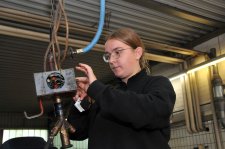 Valeria Sanfilippo, hier beim Montieren einer Steckdose in einer Autowerkstatt , wünscht sich, dass mehr Mädchen einen Handwerksberuf erlernen