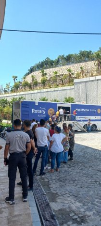 20230920_Schlange4_Food_Truck_LandsAid_Rotary_Turkey.jpg