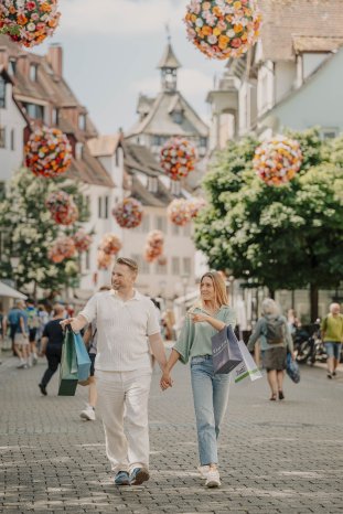 Konstanz-Altstadt-Hussenstrasse-Schnetztor-Flowerball-Einkaufen-Paar-05_Copyright_MTK-Leo-L.jpg