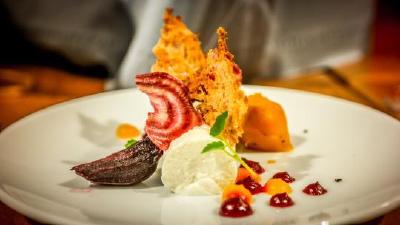 Amuse-Bouche zum Gourmetabend: Ziegenfrischkäse mit gelber und roter Bete / Foto: Sandra Lehmann