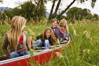 Gemeinsam Spaß in der Natur haben – bei den Herbstferiencamps der Jugendherbergen MV / Quelle: IStock Darrin Klimek