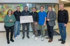 Scheckübergabe im Klinikum Karlsruhe (v.l.n.r.): Admira Knoll, die SEW-Radler Christian Richling, Rainer Haßfeld und Matthias Beyer, Klinikdirektor Sascha Meyer, Prof. Dr. Dr. Martin Holderried (Medizinischer Geschäftsführer) und Peter Knoll (FUoKK)