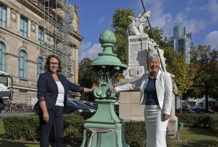 Sara Obornik (SBH) und Katja Lembke (NLMH) mit Dachspitze / Bild: (c) Landesmuseum Hannover