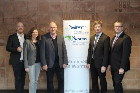 Kooperationsvereinbarung zwischen Kultur und Veranstaltungs-GmbH Worms, Wirtschaftsförderungsgesellschaft für die Stadt Worms mbH und Hochschule Worms vertieft die Zusasmmenarbeit, v.li.:Geschäftsführer der KVG,Sascha Kaiser, Petra Graen, Ehrenamtliche Beigeordnete der Stadt Worms, Oberbürgermeister Adolf Kessel, Geschäftsführer der WFG, Oliver Stojiljkovic, Präsident der Hochschule, Jens Hermsdorf / Foto / Christopher Thiele