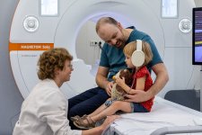 Mit viel Empathie und der nötigen Zeit nimmt Dr. med. Ira Gabor einem Kind die Angst vor der MRT-Röhre. Bildnachweis: Lukas Hemmrich/Städtische Kliniken Mönchengladbach
