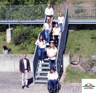 Erster Kreisbeigeordneter Dr. Jens Mischak (unten links) begrüßt gemeinsam mit Haupt- und Personalamtsleiter Ulrich Schäfer (oben links) die neuen Auszubildenden (von unten nach oben): Anina Müller, Sarah Kuhla, Cora Weiß, Alina Warkentin, Annika Goll und Marie Vaupel / Foto: Jennifer Sippel / Vogelsbergkreis