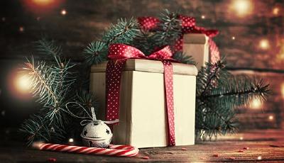 Weihnachtlich verpacktes Geschenk