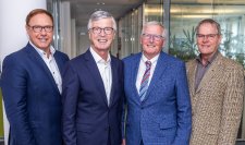 Die alternierenden Verwaltungsratsvorsitzenden Robert Leitl (links) und Helmut Krause (rechts) danken den scheidenden Verwaltungsräten René Scheer (2. von links) und Christian Wette für ihren jahrelangen Einsatz für BIG direkt gesund.