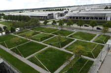 Auf dem Dach können durch die Begrünung begehbare Landschaften oder Gärten entstehen wie auf diesem Parkhaus.