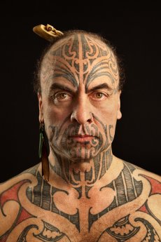 Maori-Künstler George Nuku, Foto Krijn van Noordwijk, Copyright Museum Volkenkunde Leiden.jpg