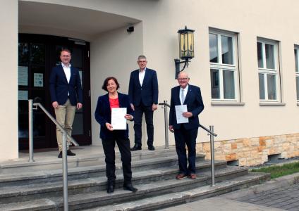 Landrat Manfred Görig (hintere Reihe von rechts) und Erster Kreisbeigeordneter Dr. Jens Mischak begrüßen Kreisbeigeordnete Elisabeth Hillebrand als Beauftragte für Integration und Gleichstellung sowie Kreisbeigeordneten Kurt Wiegel als Beauftragter für Senioren und Inklusion. Als wichtige Ansprechpersonen für Bürgerinnen und Bürger, Verbände, Vereine und Institutionen arbeiten sie eng mit verschiedenen Fachstellen und Arbeitsbereichen der Kreisverwaltung zusammen