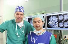 V.l.n.r.: Uwe Spetzger und Dilok Tantongtip am Röntgenschirm unmittelbar vor einer neurochirurgischen Operation, Foto: Petra Geiger, Städtisches Klinikum Karlsruhe