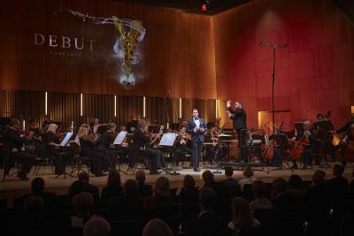 : Das Philharmonische Orchester Würzburg unter der Leitung von Generalmusikdirektor Enrico Calesso erzeugte auch mit nur 36 Musikern für ein sicheres Fundament für die Sängerinnen und Sänger / Bild: ©DEBUT Concerts GmbH/ Fotograf Ludwig Olah):