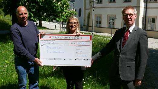 Dr. Stefan Raueiser, Leiter des Schwäbischen Bildungszentrums (rechts), bei der Spendenübergabe an mitanand-Vereinsvorstand Michael Wagner und Flüchtlingshelferin Josefine Steiger / Foto (Mario Arnold/Schwäbisches Bildungszentrum Irsee)