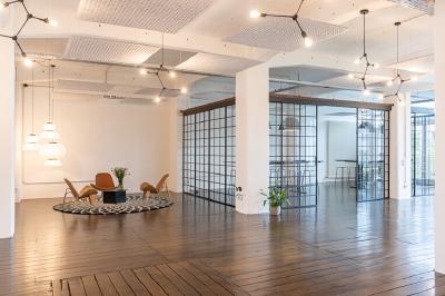 Nur wenige, ausgesuchte Möbel und Einrichtungsgegenstände prägen das weitläufige Loft, das von POPO Sitzmöbel und Stehschränke GmbH, Bremen geplant wurde. Die Rossoacoustic Pads folgen einem klaren, symmetrischen Raster und dem puristischen Einrichtungsstil / Foto: POPO Sitzmöbel und Stehschränke GmbH, Patrick Drescher