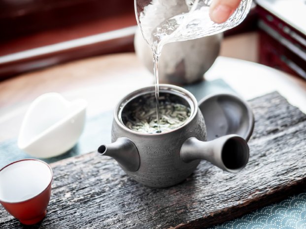 Traditionelle-Gruenteezubereitung-in-Japan-mit-Einhandkanne.jpg