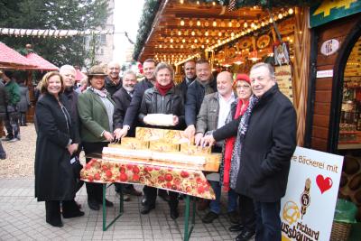 Oberbürgermeister Frank Mentrup, mit Vertretern der Stiftung Hänsel+Gretel, der Bäckerei Nussbaumer und unterstützenden Unternehmen: aluplast GmbH, Connect Personal-Service GmbH, EHWA, fivers Versicherungsmakler GmbH, KunzSchulze Immobilien, Neuapostolische Kirche, 3iMedia GmbH / Bild: Stiftung Hänsel+Gretel