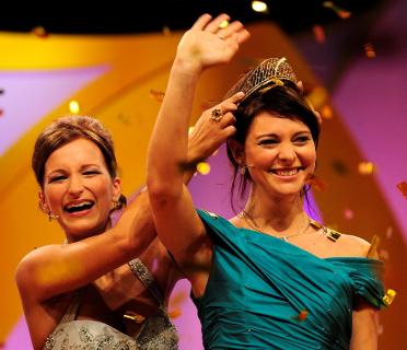Evelyn Schmidt (links) krönt ihre Nachfolgerin, die 60. Deutsche Weinkönigin Marlies Dumbsky aus Franken