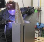 Ein Meisterschüler bei der Bearbeitung seines Meisterstücks.