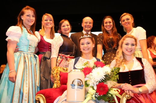 Bayerische-Bierkoenigin-2017-2018-Lena-Hochstrasser-und-Ihre-Vorgaengerinnen-mit-Dr-Lothar-.jpg