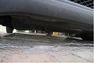 Ein Gitter unter dem Auto vermiest Mardern den Zugang zum Mahl