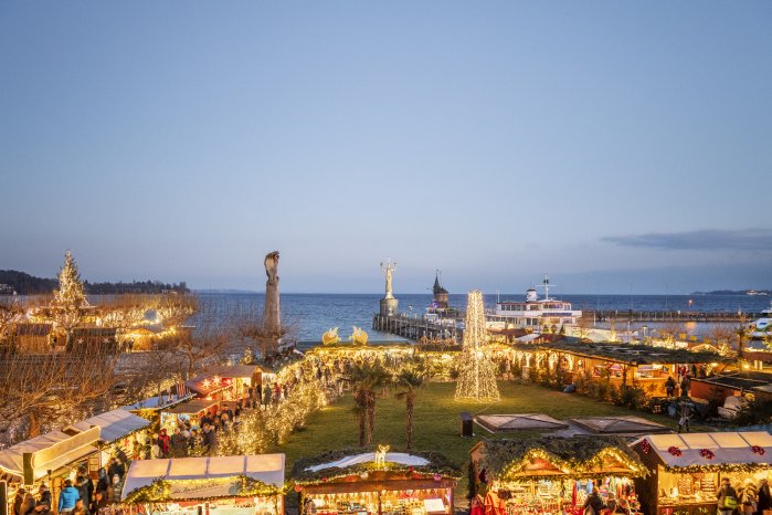Konstanz-Weihnachtsmarkt-Stadtgarten-Hafen-Weihnachtsbeleuchtung-Imperia-Abend-01_Copyright.jpg