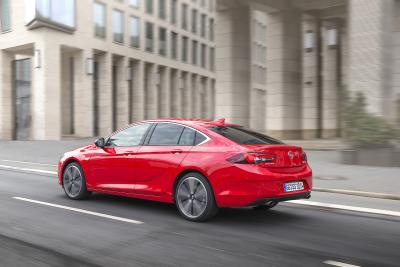 So macht Autofahren Spaß: Der Opel Insignia Grand Sport besticht als elegante Limousine im Coupé-Look und schont mit den niedrigsten Gesamtbetriebskosten seiner Klasse das Portemonnaie
