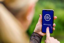 Unkompliziert und schnell Rezepte einlösen – das ist mit der eRezept-App der BIG direkt gesund möglich (Fotograf: Stephan Schütze/Abdruck honorarfrei)