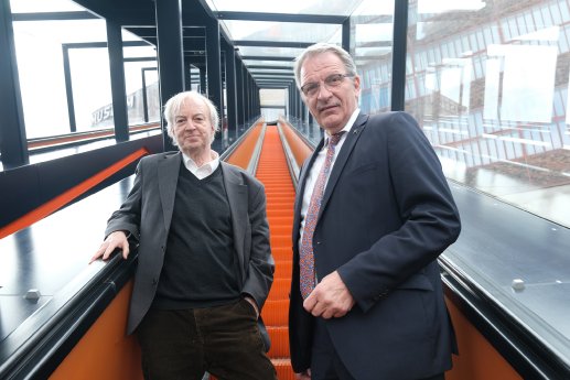 Auf der Rolltreppe_Prof. Heinrich Theodor Grütter (links) und Prof. Dr. Hans-Peter Noll (re.JPG