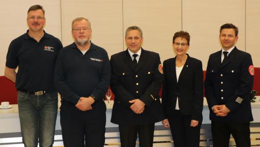 Kai Bartholomeyczik, Thomas Heideloff/BRK Erlangen, Friedhelm Weidinger/FW Erlangen, Beate Ulonska/BRK Erlangen, Christian Seitz/FW Erlangen (v.l.n.r)