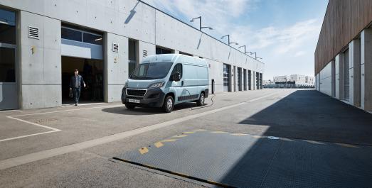 Der PEUGEOT e-Boxer* ist ab sofort mit zwei Batteriegrößen erhältlich.
Abbildung zeigt Beispielfoto der Baureihe und ggf. mit Sonderausstattungen
