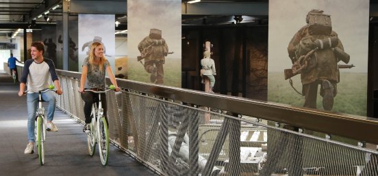 Fahrradbrücke durch das Museum Overloon ©VisitBrabant.jpg