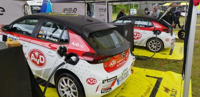 AvD Opel Corsa-e Rally im Servicepark (Heckansicht)