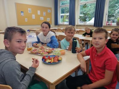 Kinder beim Frühstück im Frühstücksklub der Deutschen Lebensbrücke