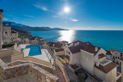 Blick vom The Chedi auf Montenegros Lustica Bay.jpg