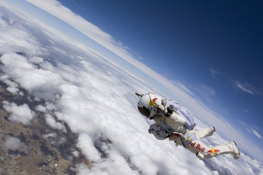 I_RB Stratos_Skydives aus 8.000 Metern Höhe.jpg