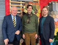 Viele Schnittmengen zwischen dem politischen Engagement von MdL August Schuler (li.) und dem Dachdeckerhandwerk kristallisierten sich im Gespräch mit Mike Schilling (Mitte) und Florian Jentsch (re.) heraus