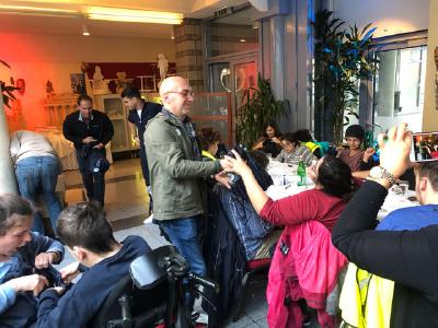 Marco Rincker (Delta) verteilt Geschenke an Bewohner des Hauses Odenwald