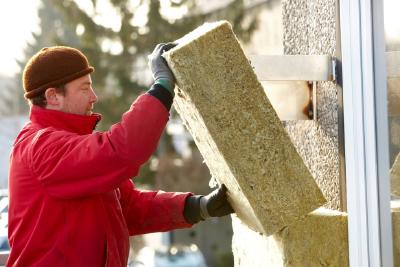 Eine Außendämmung von Dach und Fassade sorgt nicht nur für wohlige Wärme in der kalten Jahreszeit, sondern beugt dabei noch störendem Verkehrslärm vor.