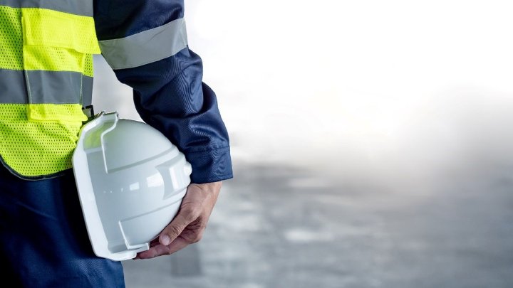 SiGeKo PLUS: Kompakt-Webinar für Bauprofis – aktuelles Know-how zu Sicherheit, Brandschutz und Umwelt auf Baustellen