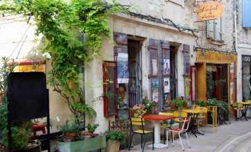 Literaturfans folgen den Spuren von Zola, Camus, Frédéric Mistral und Co. und genießen einen Café au lait im typisch französischen Bistro in St. Rémy-de-Provence